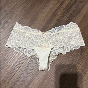 Elegant Lace Women's Intimate in Cream